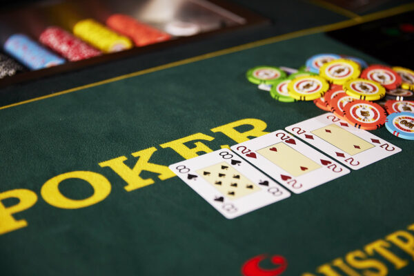 Hướng dẫn cách chơi Poker chi tiết nhất cho người mới bắt đầu